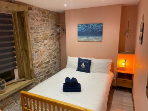 ISLAND LODGE Since 1835 Barbican, Free Limited Parking, Dogs friendly , Perfect for Ferry terminal